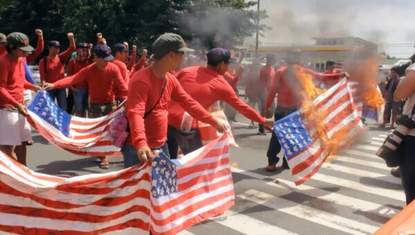 Протестующие в Маниле сожгли американские флаги на акции против Трампа Протестующие в Маниле сожгли американские флаги на акции против Трампа
