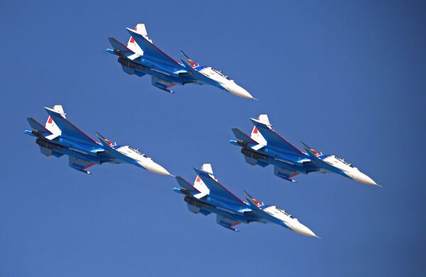 Выступление пилотажной группы ВКС России Русские витязи на истребителях Су-30СМ во время демонстрационного полета на Международной авиационно-космической выставке Dubai Airshow 2017 Выступление пилотажной группы ВКС России Русские витязи на истребителях Су-30СМ во время демонстрационного полета на Международной авиационно-космической выставке Dubai Airshow 2017