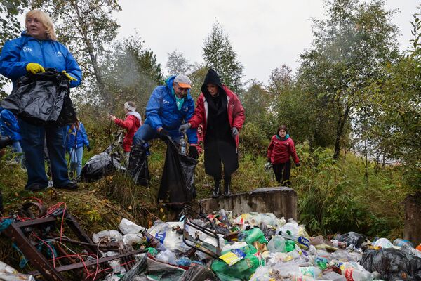 Волонтеры собирают мусор на берегу озера Байкал в районе населенного пункта Мурино во время акции всероссийского волонтерского экологического марафона EN+ Group 360 минут Волонтеры собирают мусор на берегу озера Байкал в районе населенного пункта Мурино во время акции всероссийского волонтерского экологического марафона EN+ Group 360 минут