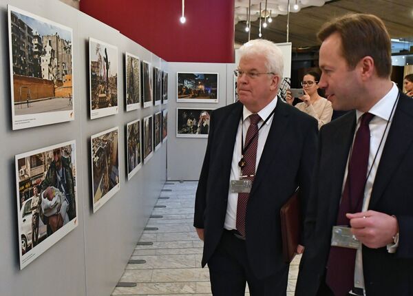 Постоянный представитель РФ при Евросоюзе Владимир Чижов на открытии выставки Сирия. Фотохроники войны в здании Европейского парламента в Страсбурге. 14 ноября 2017 Постоянный представитель РФ при Евросоюзе Владимир Чижов на открытии выставки Сирия. Фотохроники войны в здании Европейского парламента в Страсбурге. 14 ноября 2017