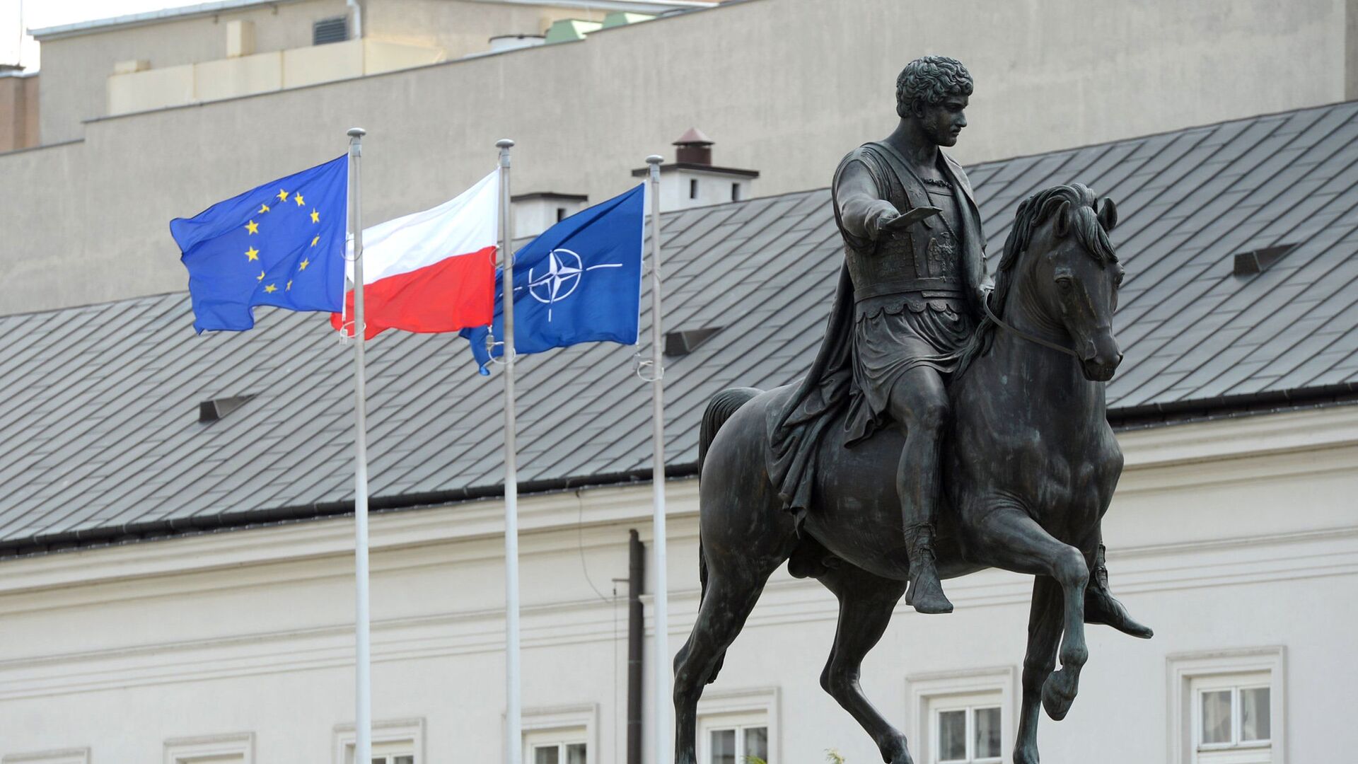 Флаги Польши, ЕС и НАТО в Варшаве Флаги Польши, ЕС и НАТО в Варшаве - РИА Новости, 1920, 05.04.2021