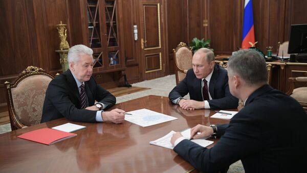 Президент РФ Владимир Путин проводит рабочую встречу с мэром Москвы Сергеем Собяниным и президентом ОАО Российские железные дороги Олегом Белозеровым. 15 ноября 2017 Президент РФ Владимир Путин проводит рабочую встречу с мэром Москвы Сергеем Собяниным и президентом ОАО Российские железные дороги Олегом Белозеровым. 15 ноября 2017