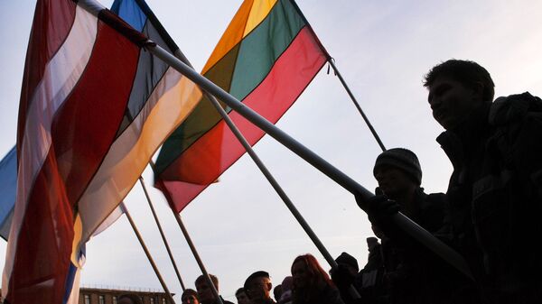 Люди с флагами Латвии, Эстонии и Литвы Люди с флагами Латвии, Эстонии и Литвы
