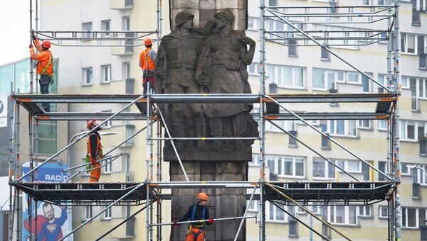 Рабочие монтируют строительные леса у памятника благодарности Красной армии в центре города Щецин. 16 ноября 2017 Рабочие монтируют строительные леса у памятника благодарности Красной армии в центре города Щецин. 16 ноября 2017