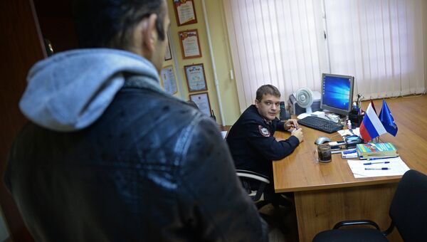 Старший лейтенант полиции Анатолий Арабкин во время приема посетителя на своём рабочем месте в отделении полиции в Москве. 16 ноября 2017 Старший лейтенант полиции Анатолий Арабкин во время приема посетителя на своём рабочем месте в отделении полиции в Москве. 16 ноября 2017