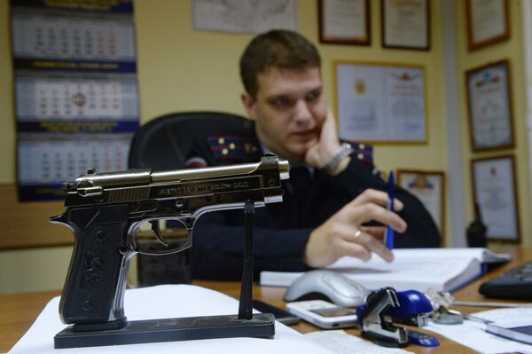 Сувенир на рабочем столе старшего лейтенанта полиции Анатолия Арабкина в Москве Сувенир на рабочем столе старшего лейтенанта полиции Анатолия Арабкина в Москве