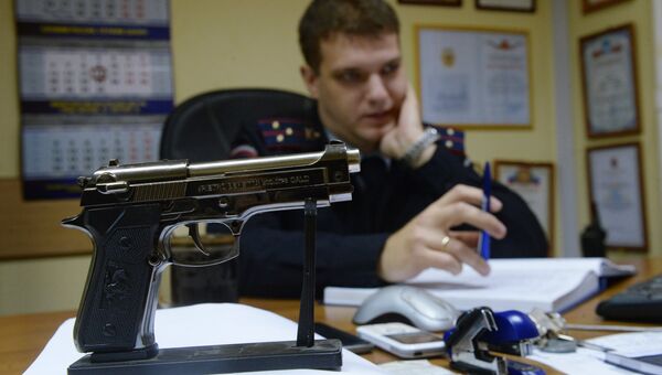Сувенир на рабочем столе старшего лейтенанта полиции Анатолия Арабкина в Москве Сувенир на рабочем столе старшего лейтенанта полиции Анатолия Арабкина в Москве