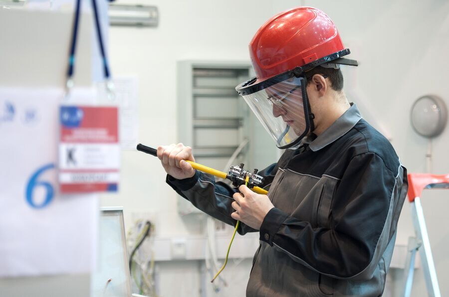 Участник отборочного этапа чемпионата Молодые профессионалы (WorldSkills Russia) 2017 во время соревнований в компетенции Электромонтаж Участник отборочного этапа чемпионата Молодые профессионалы (WorldSkills Russia) 2017 во время соревнований в компетенции Электромонтаж