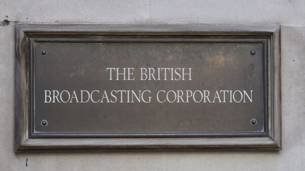 Вывеска на здании штаб-квартиры британская вещательной корпорации BBC в Лондоне Вывеска на здании штаб-квартиры британская вещательной корпорации BBC в Лондоне
