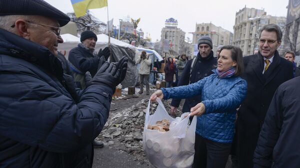 Заместитель госсекретаря США Виктория Нуланд и посол США в Украине Джеффри Пайетта на площади Независимости в Киеве. 11 декабря 2013 Заместитель госсекретаря США Виктория Нуланд и посол США в Украине Джеффри Пайетта на площади Независимости в Киеве. 11 декабря 2013