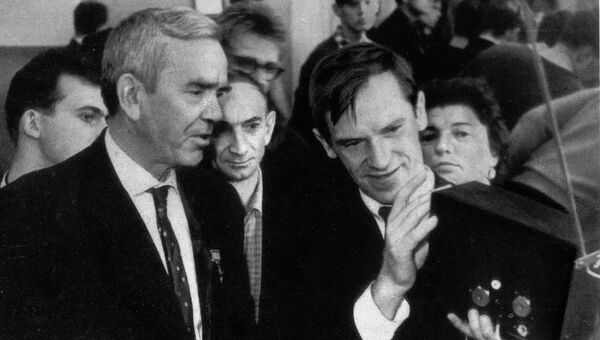 Компактный транзисторный телевизор «Малахит», 1964 год Компактный транзисторный телевизор «Малахит», 1964 год