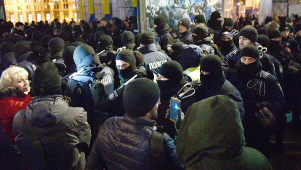 Сотрудники полиции и участники во время акции в Киеве, посвященной годовщине начала событий на Майдане. 21 ноября 2017 Сотрудники полиции и участники во время акции в Киеве, посвященной годовщине начала событий на Майдане. 21 ноября 2017