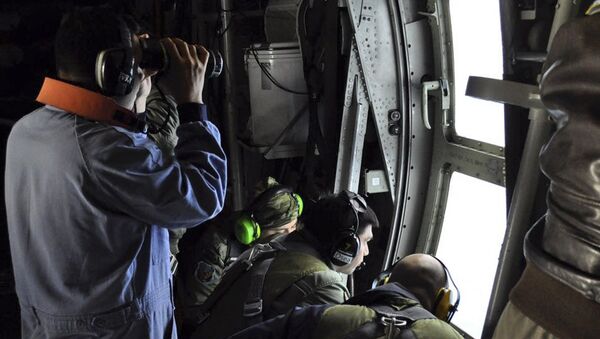 Служащие ВМС Аргентины во время поиска пропавшей подлодки Сан-Хуан над Атлантическим океаном. Архивное фото Служащие ВМС Аргентины во время поиска пропавшей подлодки Сан-Хуан над Атлантическим океаном. Архивное фото