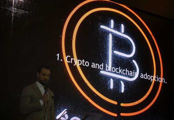 Эмблема криптовалюты биткоин на конференции Russian Blockchain Week 2017 в Москве Эмблема криптовалюты биткоин на конференции Russian Blockchain Week 2017 в Москве