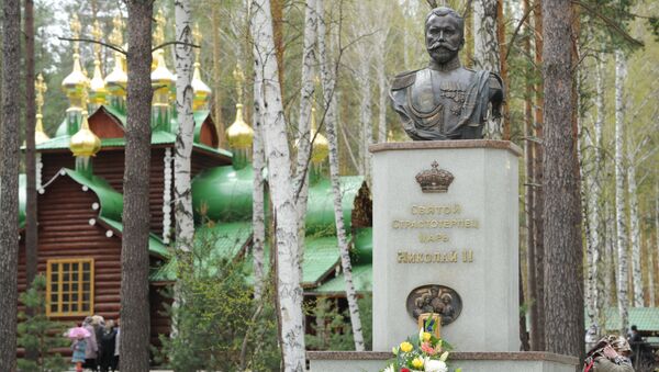 Бюст российского императора Николая II на территории мужского монастыря во имя Святых царственных страстотерпцев в урочище Ганина Яма на месте обнаружения останков царской семьи Бюст российского императора Николая II на территории мужского монастыря во имя Святых царственных страстотерпцев в урочище Ганина Яма на месте обнаружения останков царской семьи