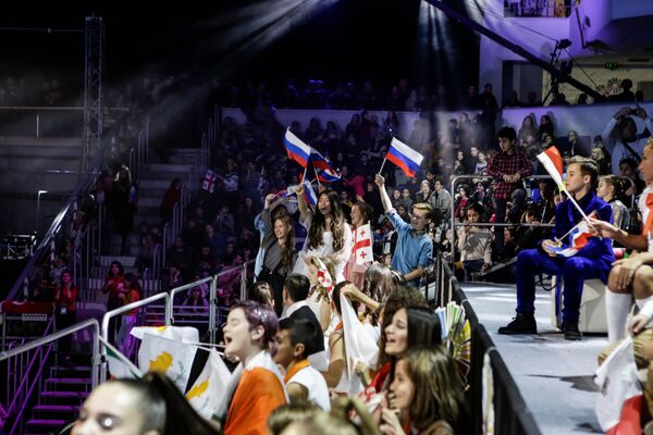 Болельщики во время финала конкурса Детское Евровидение - 2017 в Тбилиси. 26 ноября 2017 Болельщики во время финала конкурса Детское Евровидение - 2017 в Тбилиси. 26 ноября 2017
