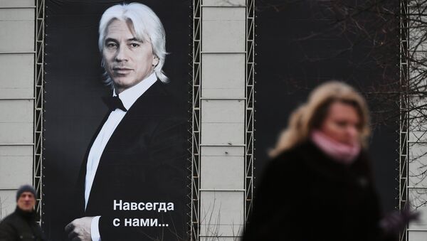 Портрет оперного певца Дмитрия Хворостовского на здании Концертного зала имени П. И. Чайковского в Москве. Архивное фото Портрет оперного певца Дмитрия Хворостовского на здании Концертного зала имени П. И. Чайковского в Москве. Архивное фото