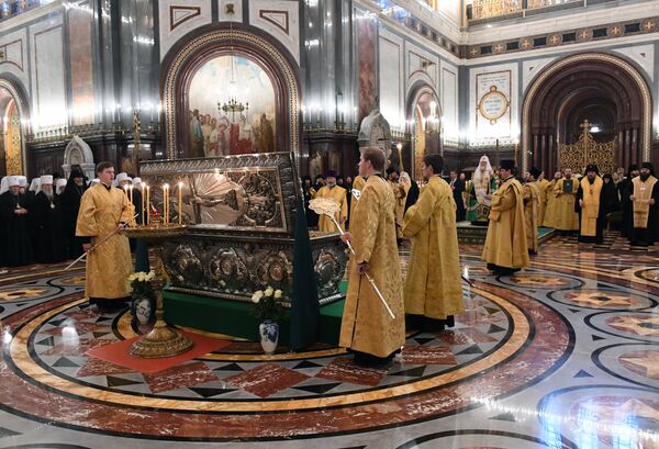 Патриарх Московский и всея Руси Кирилл во время торжественного молебна перед ракой с мощами святителя Московского Тихона по случаю начала Архиерейского собора Русской православной церкви в храме Христа Спасителя Патриарх Московский и всея Руси Кирилл во время торжественного молебна перед ракой с мощами святителя Московского Тихона по случаю начала Архиерейского собора Русской православной церкви в храме Христа Спасителя