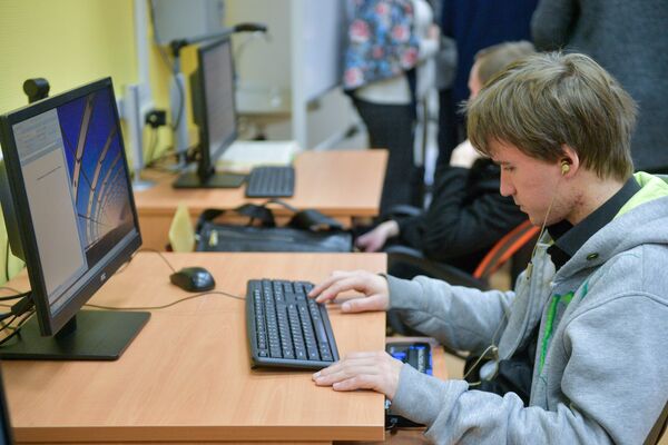 Студент с нарушениями зрения работает на компьютере Студент с нарушениями зрения работает на компьютере