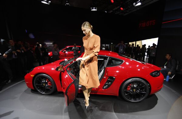 Мария Шарапова возле автомобиля Porsche 718 Cayman GTS на автосалоне в Лос-Анджелесе Мария Шарапова возле автомобиля Porsche 718 Cayman GTS на автосалоне в Лос-Анджелесе