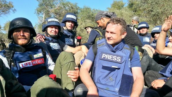Военные корреспонденты после обстрела в Сирии, фотография из личного архива Романа Косарева Военные корреспонденты после обстрела в Сирии, фотография из личного архива Романа Косарева