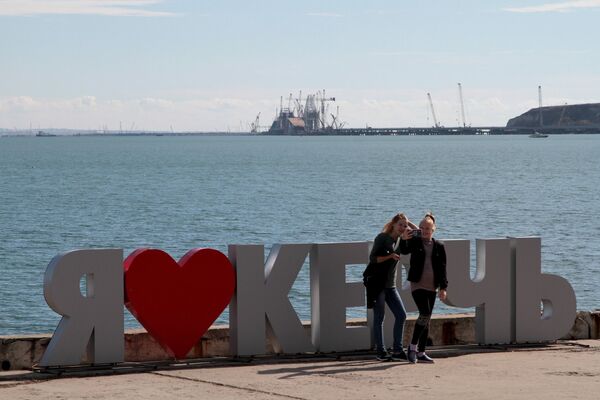 Установка автодорожной арки в процессе строительства Крымского моста в Керченском проливе Установка автодорожной арки в процессе строительства Крымского моста в Керченском проливе