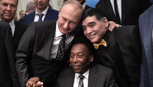 Президент РФ Владимир Путин, бразильский футболист Пеле и аргентинский футболист Диего Марадона (слева направо на первом плане) во время встречи президента РФ со звёздами мирового футбола перед финальной жеребьёвкой чемпионата мира по футболу ФИФА 2018 Президент РФ Владимир Путин, бразильский футболист Пеле и аргентинский футболист Диего Марадона (слева направо на первом плане) во время встречи президента РФ со звёздами мирового футбола перед финальной жеребьёвкой чемпионата мира по футболу ФИФА 2018