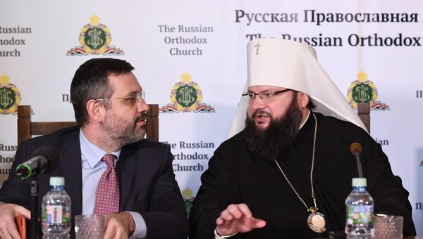 Глава синодального отдела по взаимоотношениям Церкви с обществом и СМИ Владимир Легойда и митрополит Смоленский Исидор на пресс-конференции, посвященной итогам работы Архиерейского собора. 2 декабря 2017 Глава синодального отдела по взаимоотношениям Церкви с обществом и СМИ Владимир Легойда и митрополит Смоленский Исидор на пресс-конференции, посвященной итогам работы Архиерейского собора. 2 декабря 2017
