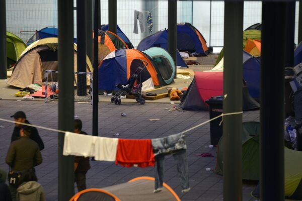 Опустевший палаточный лагерь беженцев у вокзала Калети в Будапеште Опустевший палаточный лагерь беженцев у вокзала Калети в Будапеште