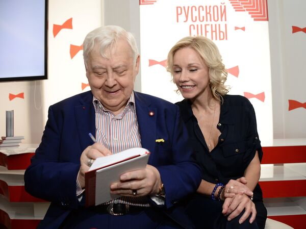 Актер и режиссер Олег Табаков и его супруга актриса Марина Зудина на презентации книги Табаков русской сцены, приуроченной к открытию нового юбилейного сезона в Театре под руководством Олега Табакова Актер и режиссер Олег Табаков и его супруга актриса Марина Зудина на презентации книги Табаков русской сцены, приуроченной к открытию нового юбилейного сезона в Театре под руководством Олега Табакова