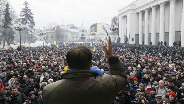 Михаил Саакашвили выступает перед своими сторонниками у здания Верховной рады в Киеве, Украина. 5 декабря 2017 Михаил Саакашвили выступает перед своими сторонниками у здания Верховной рады в Киеве, Украина. 5 декабря 2017