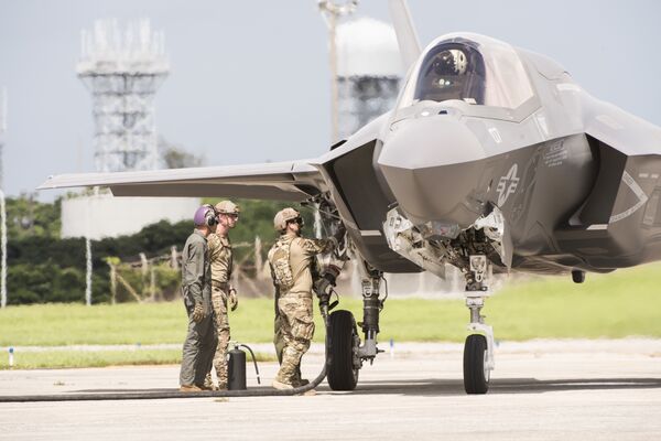Самолет F-35 ВВС США на авиабазе Кадена в Японии