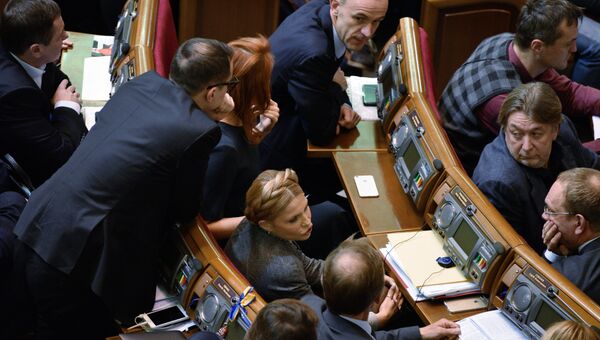 Лидер всеукраинского объединения Батькивщина Юлия Тимошенко на заседании Верховной рады Украины в Киеве. Архивное фото Лидер всеукраинского объединения Батькивщина Юлия Тимошенко на заседании Верховной рады Украины в Киеве. Архивное фото