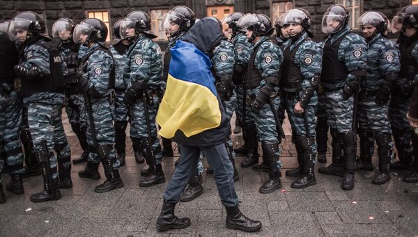 Митингующий у здания правительства Украины в Киеве. Архивное фото Митингующий у здания правительства Украины в Киеве. Архивное фото