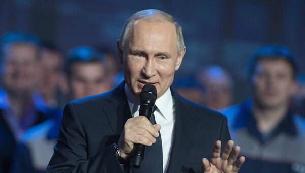 Президент РФ Владимир Путин во время встречи с работниками Горьковского автомобильного завода в Нижнем Новгороде. 6 декабря 2017 Президент РФ Владимир Путин во время встречи с работниками Горьковского автомобильного завода в Нижнем Новгороде. 6 декабря 2017