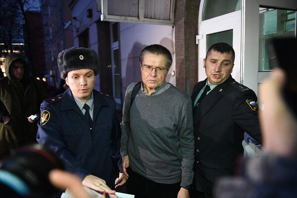 Алексей Улюкаев у Замоскворецкого суда Алексей Улюкаев у Замоскворецкого суда