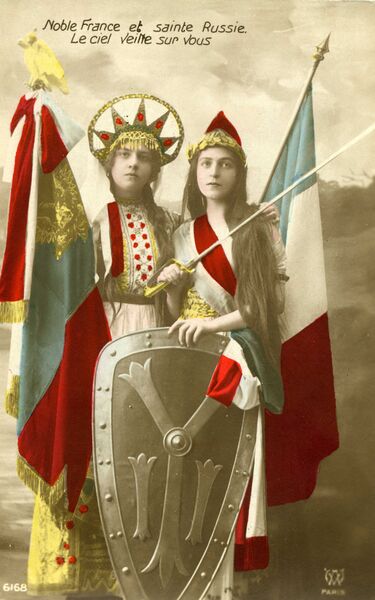 Маскарадные патриотические костюмы на тему Великой войны. Фотооткрытка. 1915 г. Маскарадные патриотические костюмы на тему Великой войны. Фотооткрытка. 1915 г.