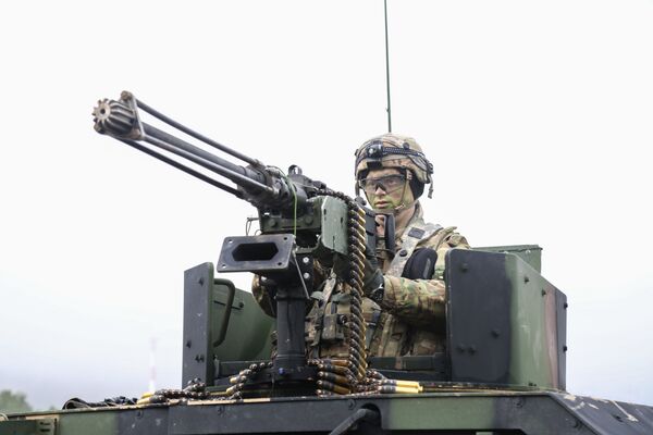 Военнослужащий армии США во время совместных учений войск НАТО Allied Spirit VII в Германии. 12 ноября 2017 Военнослужащий армии США во время совместных учений войск НАТО Allied Spirit VII в Германии. 12 ноября 2017