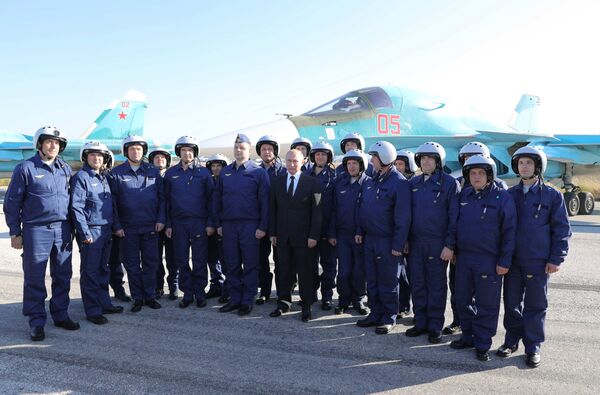 Владимир Путин фотографируется с российскими военнослужащими во время посещения авиабазы Хмеймим в Сирии. 11 декабря 2017 Владимир Путин фотографируется с российскими военнослужащими во время посещения авиабазы Хмеймим в Сирии. 11 декабря 2017