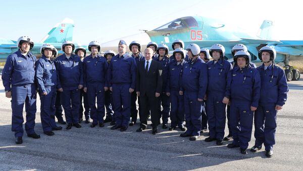 Владимир Путин фотографируется с российскими военнослужащими во время посещения авиабазы Хмеймим в Сирии. 11 декабря 2017 Владимир Путин фотографируется с российскими военнослужащими во время посещения авиабазы Хмеймим в Сирии. 11 декабря 2017