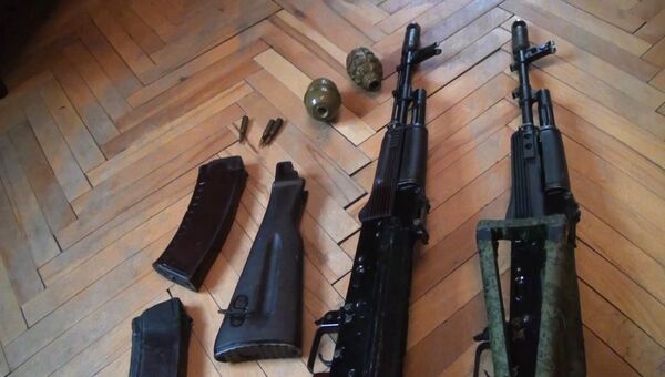 Оружие, изъятое в ходе задержания сотрудниками ФСБ РФ в Московской области группы террористов, планировавших террористические акты на новогодние праздники в Москве. 12 декабря 2017 Оружие, изъятое в ходе задержания сотрудниками ФСБ РФ в Московской области группы террористов, планировавших террористические акты на новогодние праздники в Москве. 12 декабря 2017
