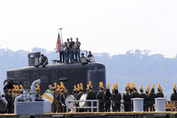 Американская подводная лодка USS Topeka в филиппинском порту Субик Американская подводная лодка USS Topeka в филиппинском порту Субик