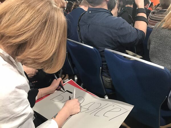 Журналисты во время ежегодной большой пресс-конференции президента РФ Владимира Путина. 14 декабря 2017 Журналисты во время ежегодной большой пресс-конференции президента РФ Владимира Путина. 14 декабря 2017