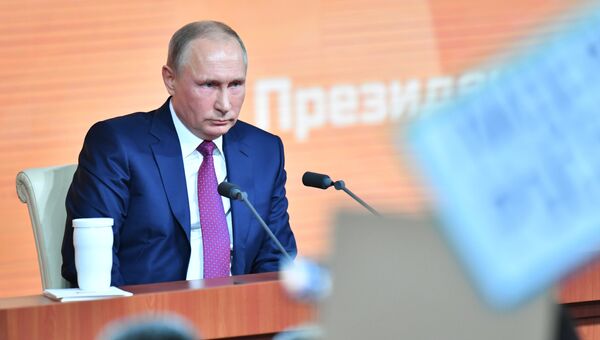 Президент РФ Владимир Путин во время большой ежегодной пресс-конференции Президент РФ Владимир Путин во время большой ежегодной пресс-конференции