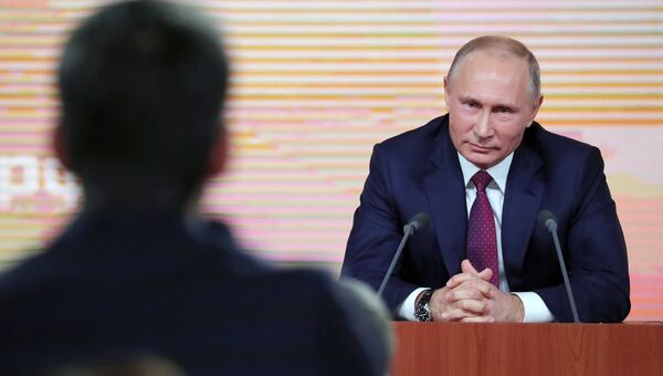 Президент РФ Владимир Путин во время большой ежегодной пресс-конференции Президент РФ Владимир Путин во время большой ежегодной пресс-конференции