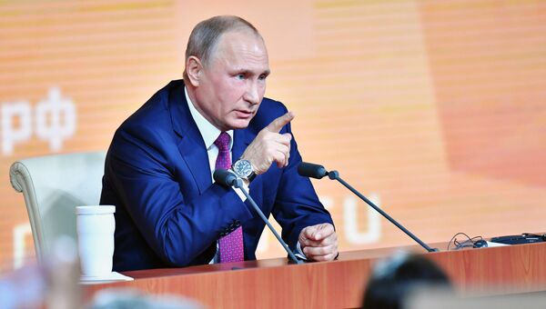 Президент РФ Владимир Путин во время большой ежегодной пресс-конференции Президент РФ Владимир Путин во время большой ежегодной пресс-конференции