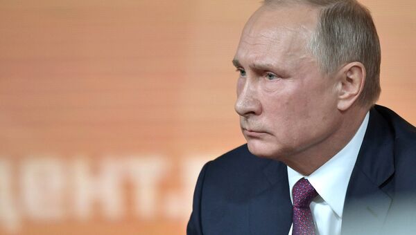 Президент РФ Владимир Путин во время большой ежегодной пресс-конференции Президент РФ Владимир Путин во время большой ежегодной пресс-конференции