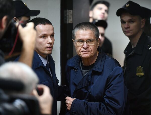 Алексей Улюкаев во время оглашения приговора в Замоскворецком суде Москвы Алексей Улюкаев во время оглашения приговора в Замоскворецком суде Москвы