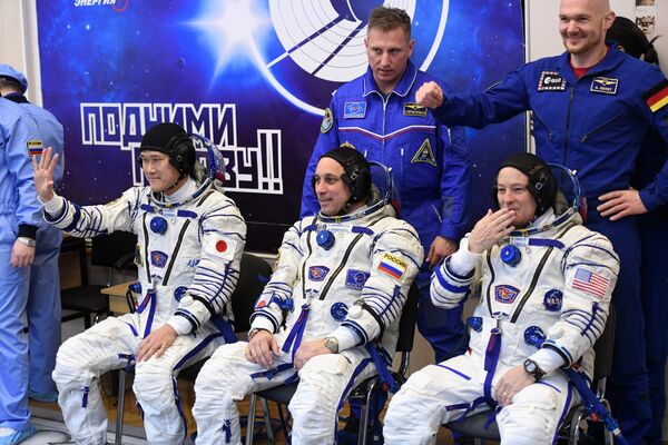 Астронавт ДжАКСА Норишиге Канаи, космонавт Роскосмоса Антон Шкаплеров и астронавт НАСА Скотт Тингл во время продувки скафандра перед стартом ракеты-носителя Союз-ФГ с космодрома Байконур. 17 декабря 2017 Астронавт ДжАКСА Норишиге Канаи, космонавт Роскосмоса Антон Шкаплеров и астронавт НАСА Скотт Тингл во время продувки скафандра перед стартом ракеты-носителя Союз-ФГ с космодрома Байконур. 17 декабря 2017