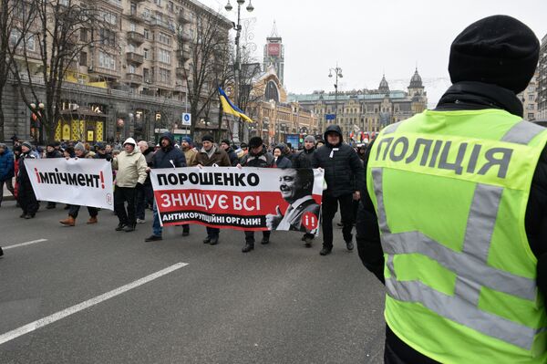 Участники митинга сторонников Михаила Саакашвили в центре Киева за принятие закона об импичменте украинского президента Петра Порошенко. 17 декабря 2017 Участники митинга сторонников Михаила Саакашвили в центре Киева за принятие закона об импичменте украинского президента Петра Порошенко. 17 декабря 2017